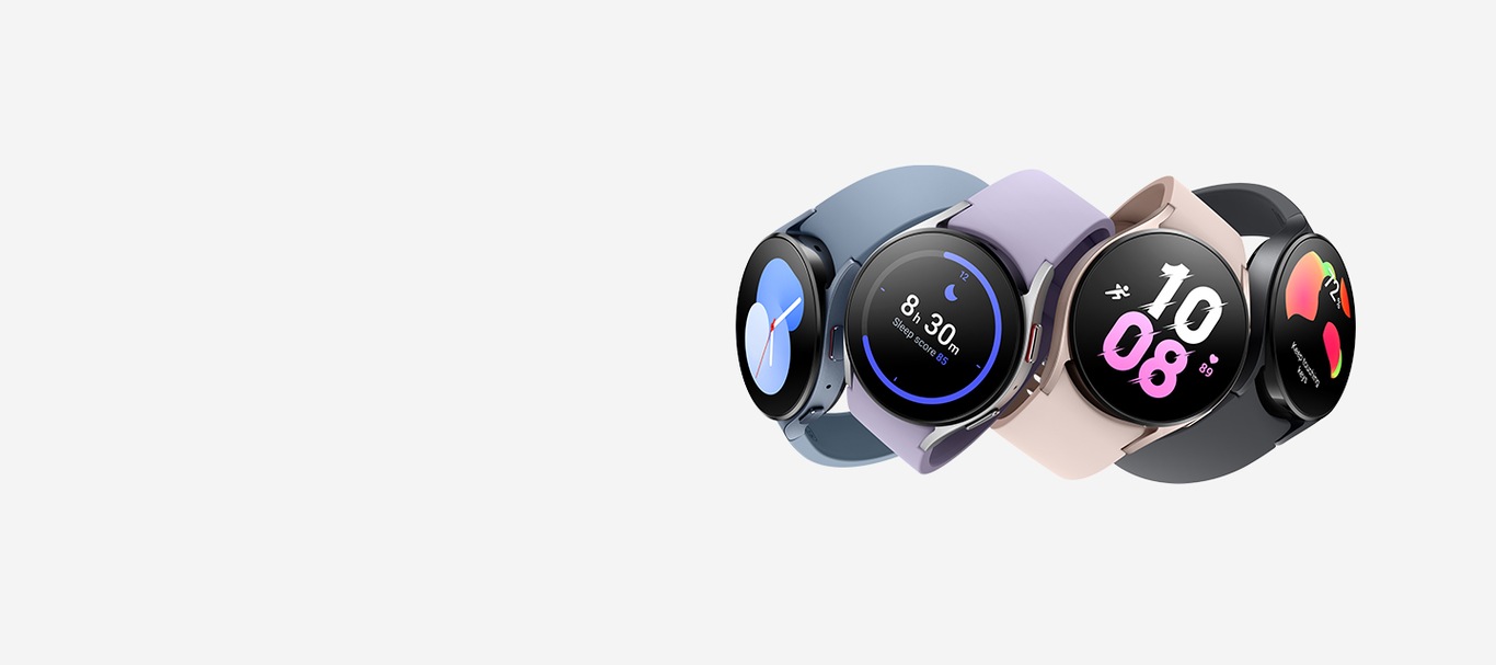 Quatro dispositivos Galaxy Watch5 são empilhados uns em cima dos outros em quatro cores diferentes (Grafite, Dourado Rosa, Prata e Safira). Cada um com um mostrador interativo diferente para ver as horas. Cada relógio tem uma bracelete de cores diferentes, desde Preto a Rosa, do Violeta ao Azul Escuro.
