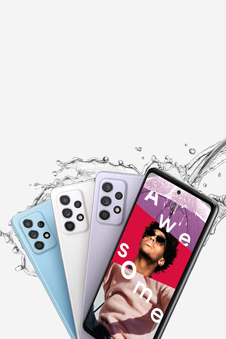 Quatro telefones Galaxy A52, espalhados em leque. Três vistos de trás para mostrar a câmara traseira e as cores Azul Incrível, Branco Incrível e Violeta Incrível. Um é visto de frente e no ecrã está um guarda-chuva roxo, a cabeça de um homem com óculos escuros, e outra pessoa a usar uma camisola cor de rosa, com a palavra Awesome. Está a salpicar água para os telefones.