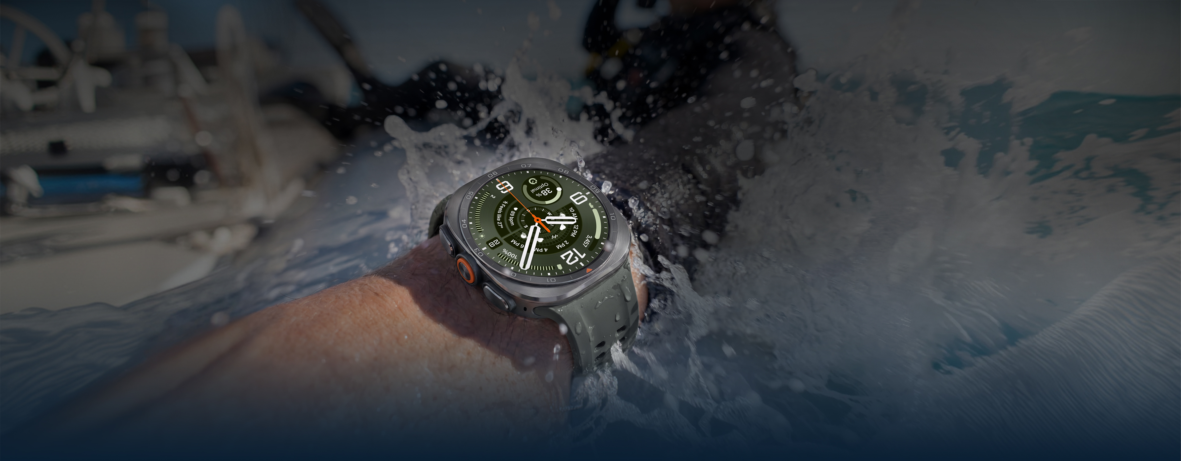 Uma pessoa a usar um Galaxy Watch Ultra2 em Prateado com uma Bracelete Desportiva em Verde Azeitona com ondas a bater contra o seu pulso para demonstrar que o Galaxy Watch Ultra2 é ideal para atividades em águas abertas.