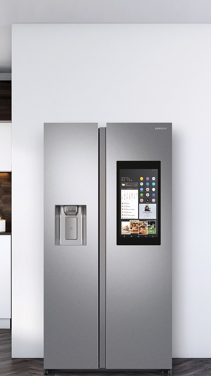 Máquina de lavar roupa Quick Drive, Side by Side de 3 portas, Máquina de lavar loiça e aspirador vertical, colocados lado a lado.