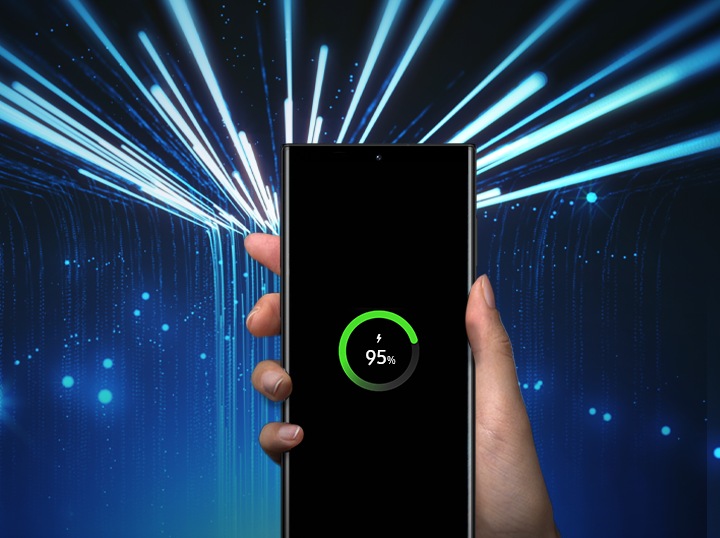 Main qui tient un smartphone Galaxy