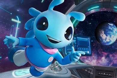 Un extraterrestre azul de fantasía en el espacio dentro de una nave espacial moderna. El alienígena tiene dos antenas, dos ojos grandes y usa un uniforme espacial de dos piezas formado por una blusa azul con detalles rosados y pantalones blancos. El extraterrestre está mirando a la cámara sonriendo y parece entusiasmado. Detrás del extraterrestre, vemos el planeta Tierra a través de una gran ventana redonda de la nave espacial.
