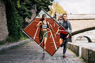 Una vereda adoquinada a lo largo de un río y un puente de piedra de fondo. Se muestra un Galaxy Z Fold6 grande en el centro, desplegado y con la pantalla superpuesta a dos mujeres corriendo por la acera. La pantalla muestra a las mismas mujeres que visten su uniforme compitiendo en un evento paralímpico de pista y campo.