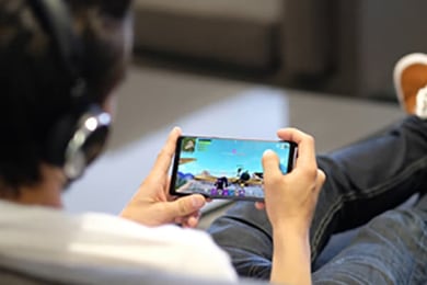 Un jugador de Fortnite juega con el Samsung Galaxy Note9