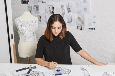 La diseñadora de moda, Aurélie Fontan, usando un Samsung Galaxy Note 9 y un S Pen para diseñar indumentaria en un estudio de moda