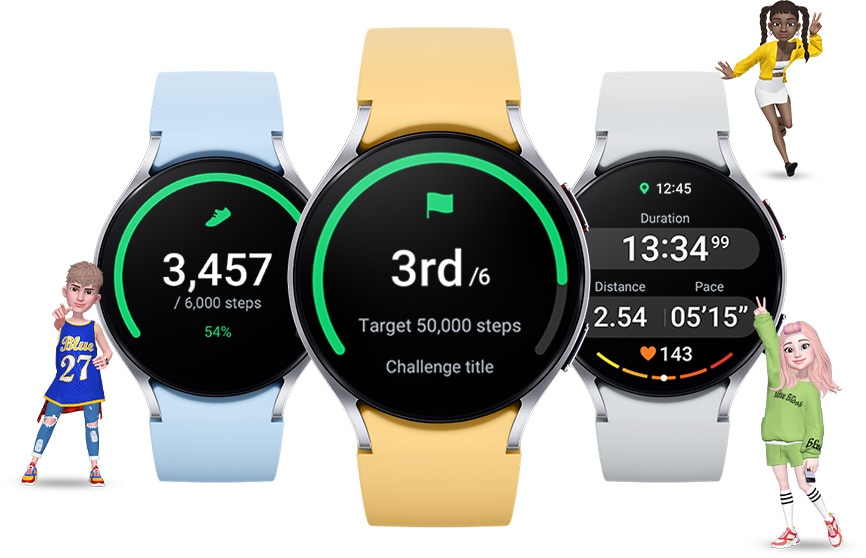 Se pueden ver tres Galaxy Watch6. El reloj de la izquierda muestra los pasos diarios realizados. El reloj en el medio muestra la función de competencia, indicando el tercer lugar del usuario entre 6 personas para una caminata con un objetivo de 50 000 pasos. El reloj de la derecha muestra el resultado de un entrenamiento con duración del ejercicio, distancia, ritmo promedio y frecuencia cardíaca. Se muestran tres personas animadas en diferentes poses alrededor de los relojes.