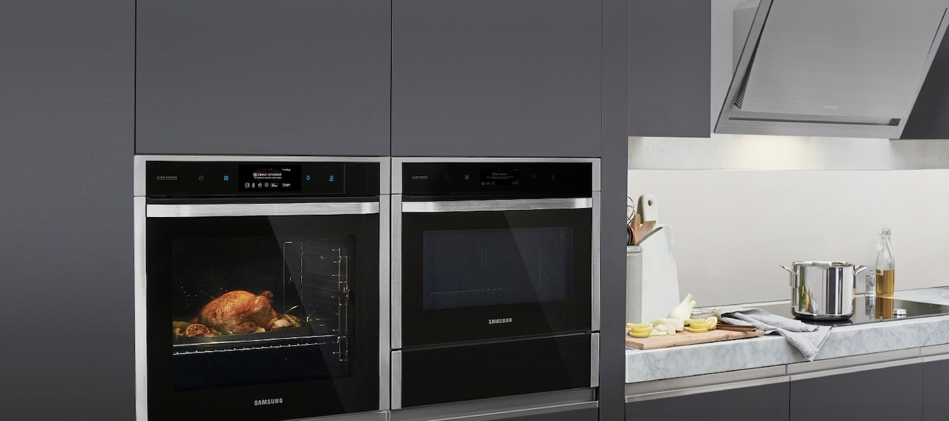 cocina integrada con horno y placa de inducción en cocina moderna