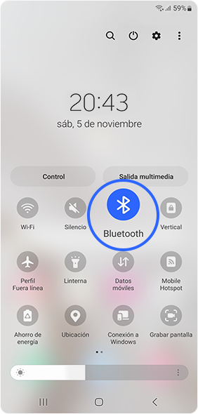Mira el ícono de Bluetooth en el menú del panel rápido