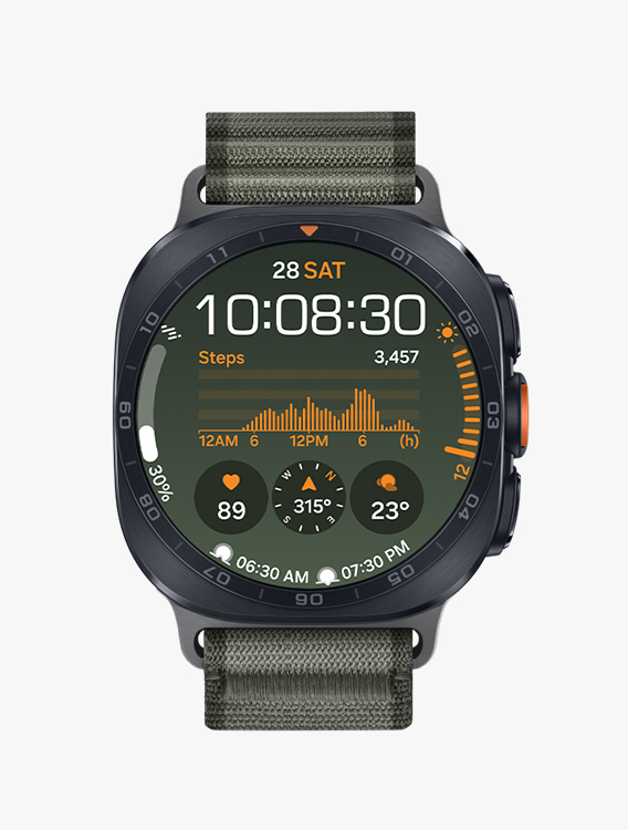 Vista frontal y vista de cerca en ángulo del Galaxy Watch Ultra2 con una Trail Band oliva, mostrando una esfera de reloj con información como fecha, hora, número de pasos, clima, frecuencia cardíaca, brújula, amanecer y atardecer.