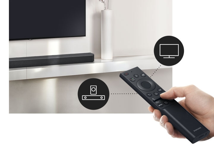 Un utilizator controlează atât funcțiiile soundbar-ului, cât și funcțiile televizorului cu telecomanda Samsung TV.