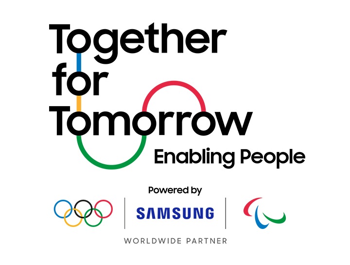 Textul „Together for Tomorrow Enabling People” este conectat prin linii la cele patru culori ale inelelor Olimpice. Dedesubt, textul afișează „Cu sprijinul”, urmat de inelele Olimpice, sigla Samsung și sigla Agitos. Dedesubt este afișat „PARTENER LA NIVEL MONDIAL”.