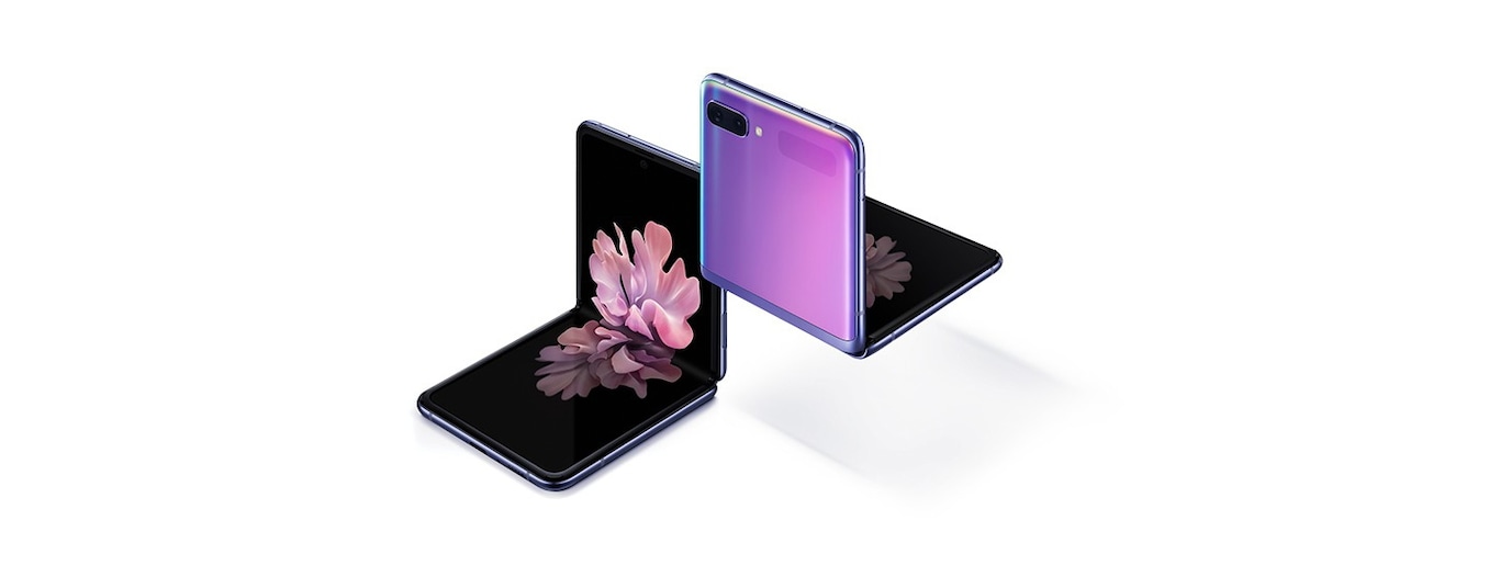 doua galaxy z flip puple deschise la 90 de grade