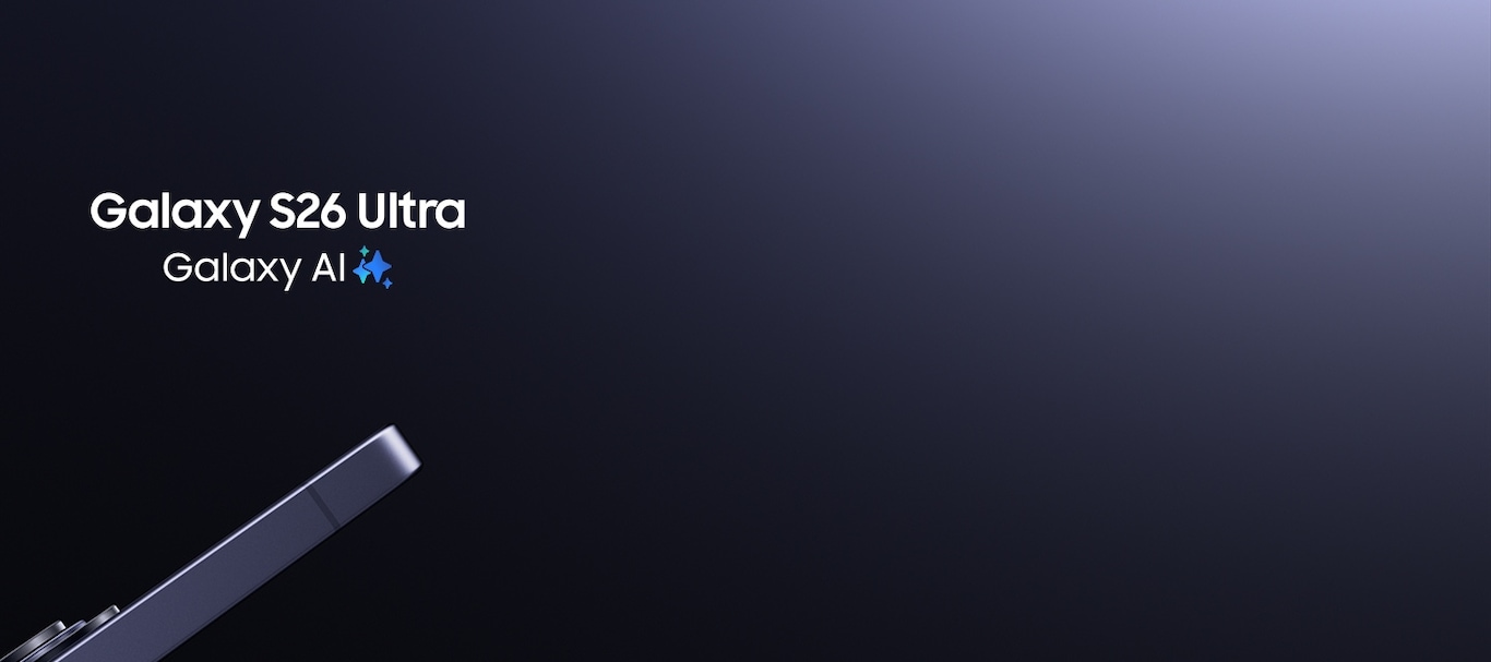 Prim-plan cu colțul Galaxy S26 Ultra în culoarea Cobalt Violet, care afișează lentilele camerei, cu un S Pen în fața dispozitivului. Galaxy AI