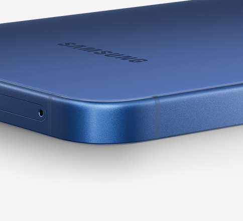 Vizualizare din apropiere a coltului Galaxy S25 plus si al cadrului din aluminiu.