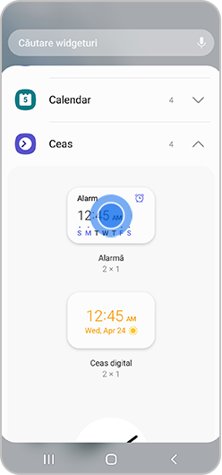 Atingeți ecranul și mențineți pentru a adăuga un Widget pe telefonul Samsung Galaxy.