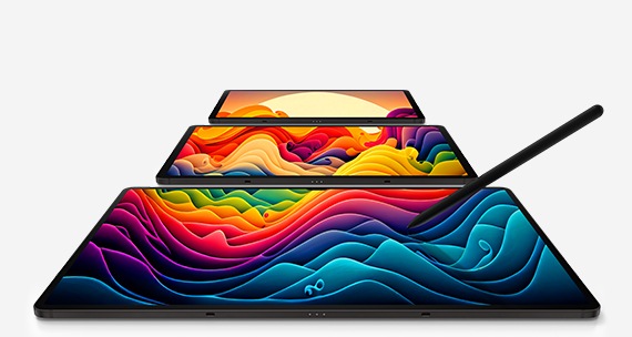Вид спереди на Galaxy Tab S9, S9+ и S9 Ultra, выстроенные друг напротив друга в альбомном режиме, при этом на всех трех устройствах отображаются одинаковые красочные обои в виде волн. Перо S Pen направлено на экран Galaxy Tab S9.