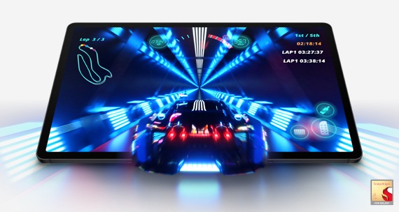 Вид спереди на Galaxy Tab S9 Ultra в альбомном режиме, на экране которого отображается игра в автомобильные гонки. Гоночный автомобиль как будто выезжает из экрана. Показан логотип Snapdragon.</p><p> 8 Gen 2 для Galaxy.