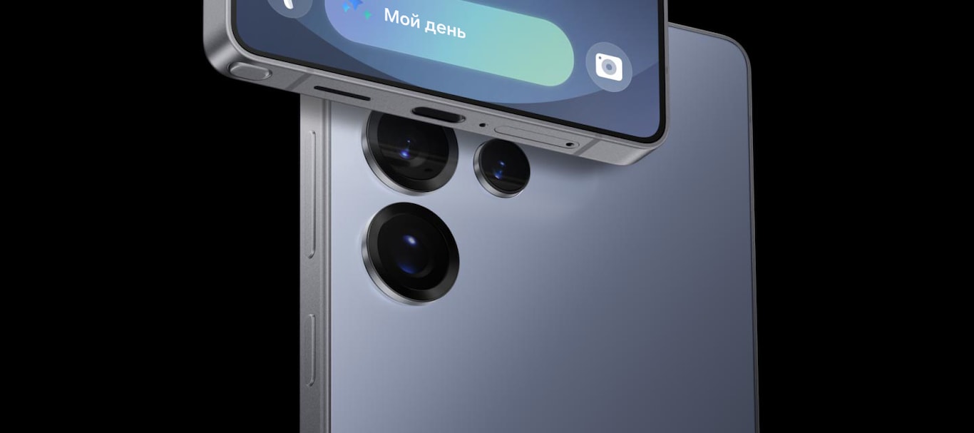 Новые смартфоны 2025 года на официальном сайте Samsung в России. Два новых флагмана Galaxy S25 Ultra с искусственным интеллектом Galaxy AI в цвете Titanium Silverblue, на экране первого Galaxy S25 Ultra отображается уведомление функции Мой день, на втором Galaxy S25 Ultra сзади лежит перо S Pen.