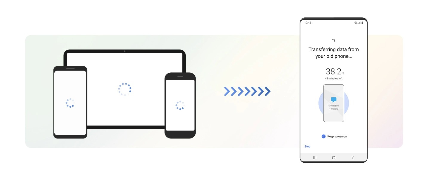 Слева на рисунке смартфона показан символ загрузки. Стрелки, направленные на новое устройство Galaxy справа, указывают на передачу данных. Интерфейс устройства Galaxy показывает, что Smart Switch копирует данные со старого устройства, при этом прогресс указывается в процентах и минутах оставшихся.