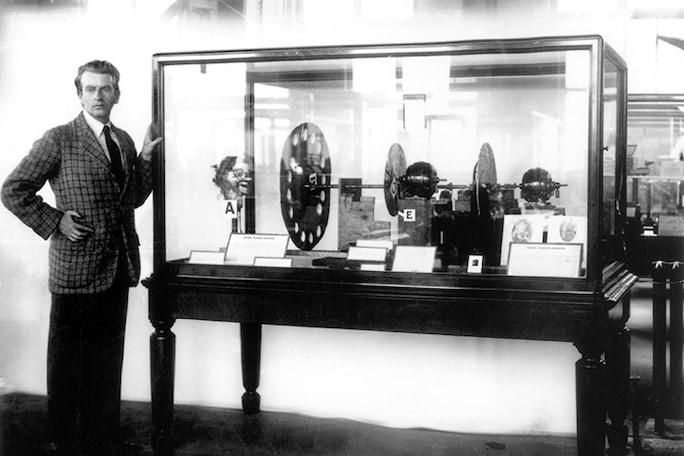 Первый телевизор появился в 1924 году, шотландский инженер, изобретатель телевизора, Джон Бэрд стоит рядом с механической телевизионной системой