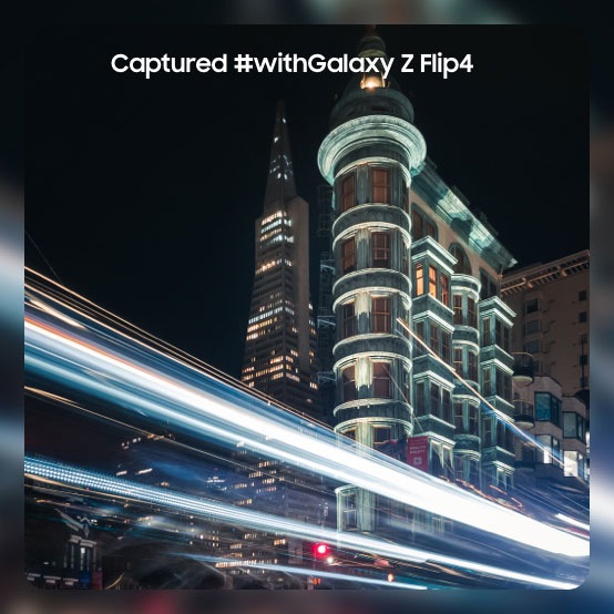 Фотография ночного города снятая на широкоугольную камеру Galaxy Z Flip4, 1-секундная длинная выдержка, ISO 50