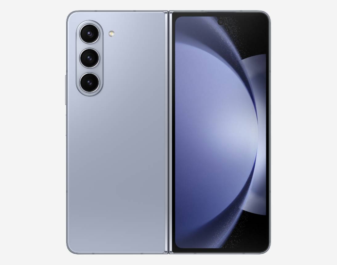 Два Galaxy Z Fold5 расположены горизонтально Fold5: один в сложенном виде (акцент на задней панели), а другой в разложенном виде (акцент на основнрм экране). На экране— приложение для заметок с иллюстрированной композицией, состоящей из фотографии и написанного от руки текста: «Раскройте свой мир». На переднем плане лежит S Pen Fold Edition для Galaxy Z Fold5.
