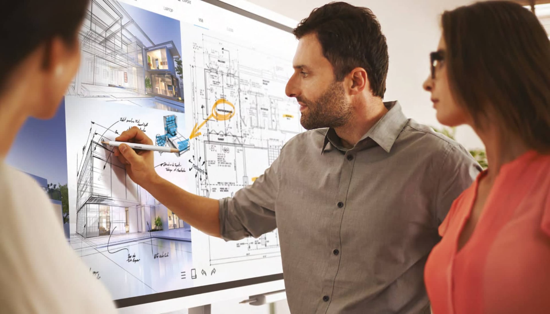 Мужчина пишет стилусом на интерактивной доске флипчарте