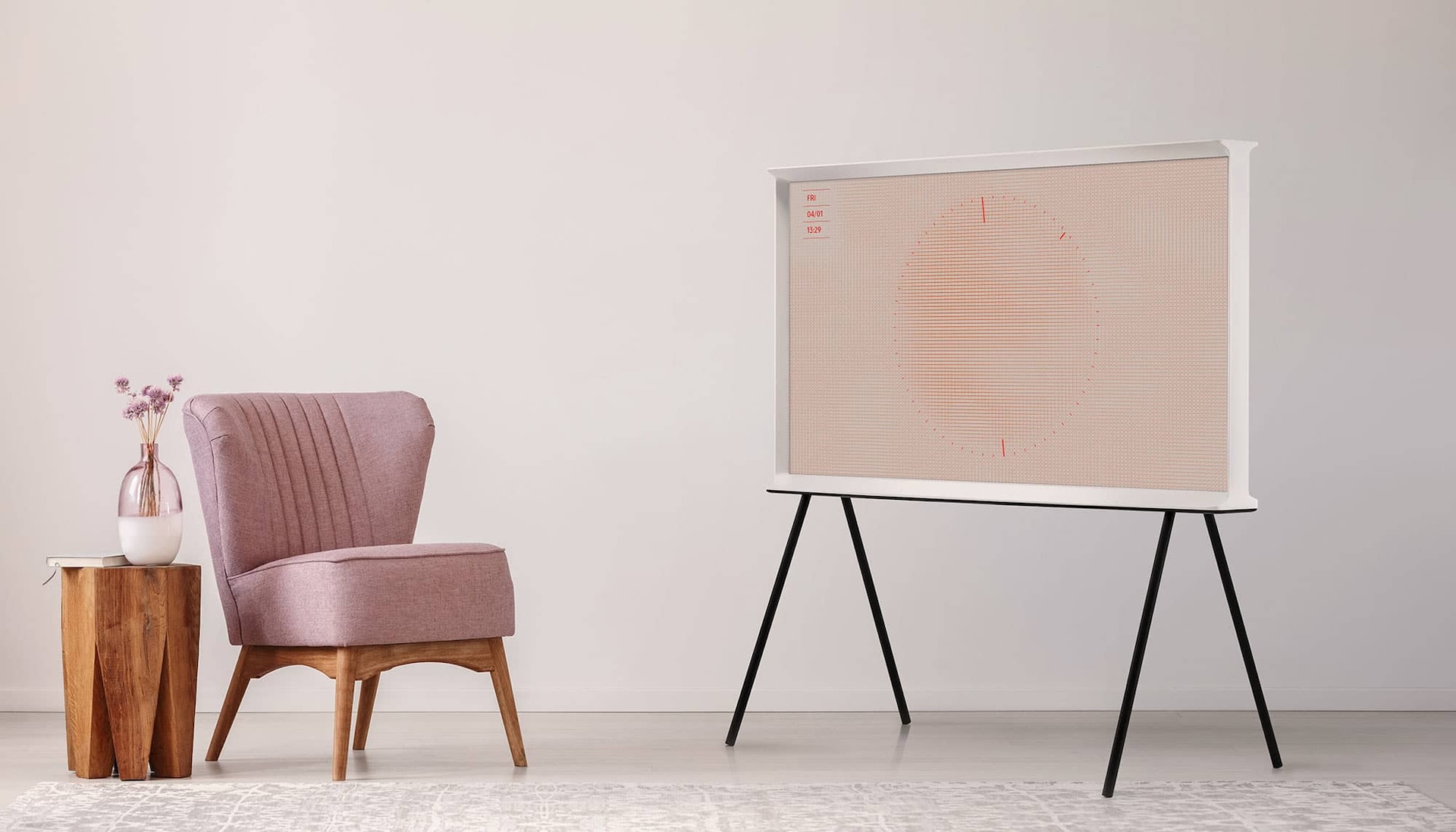 Телевизор The Serif стоит на ножках посреди комнаты в нежных цветах