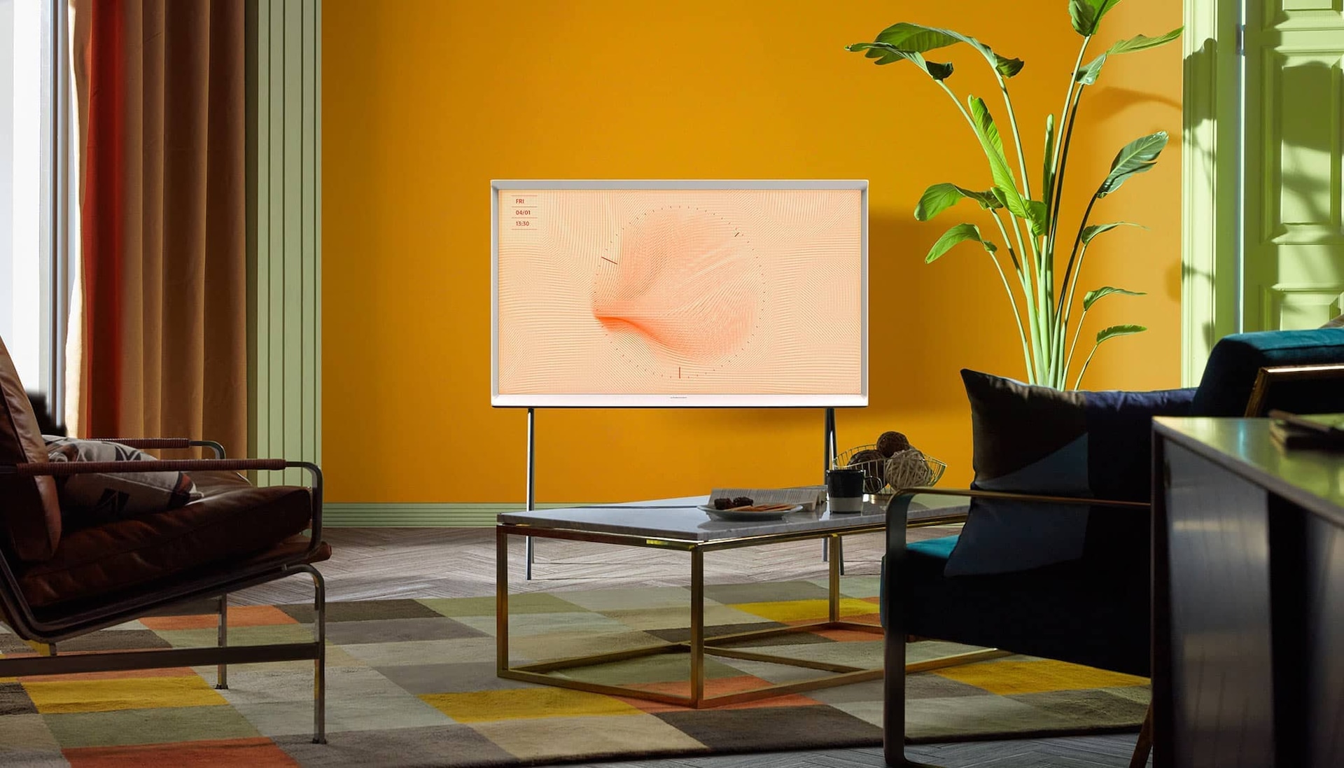 Стильный телевизор The Serif в интерьере яркой гостиной с жёлтой стеной
