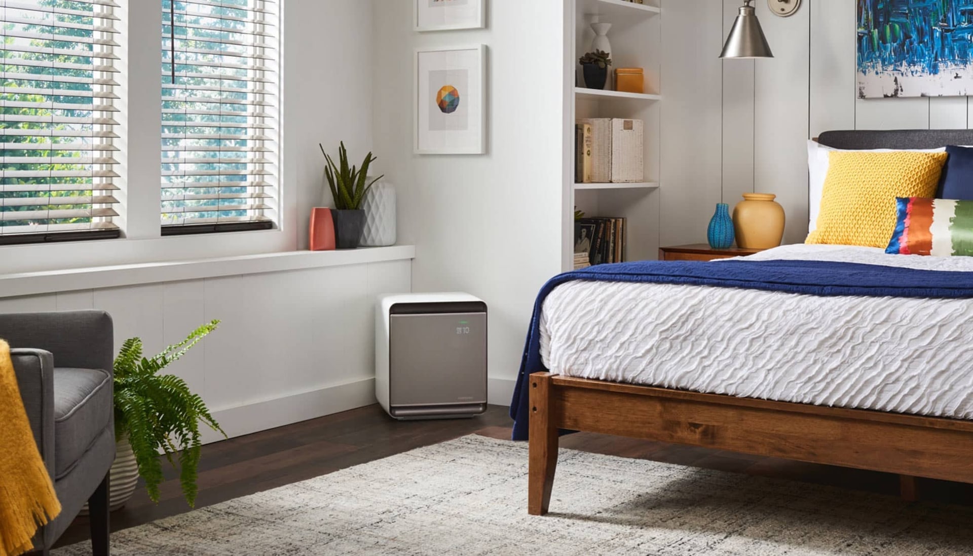 Очиститель воздуха WindFree в белой комнате хорошо смотрится в интерьере квартиры