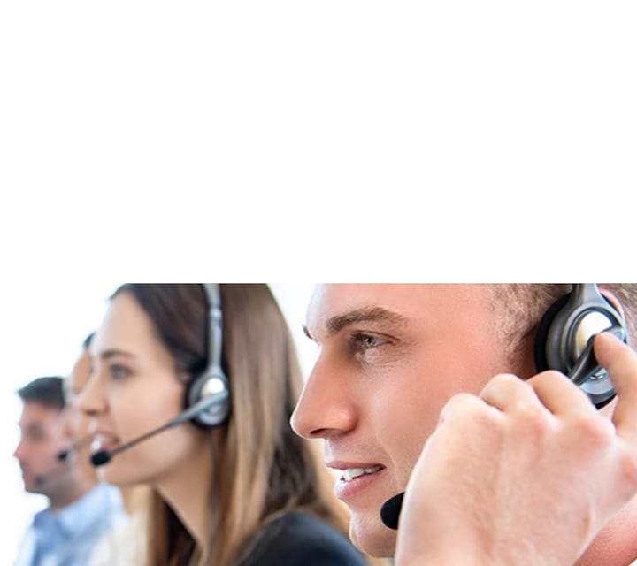 Мужчины и женщины в контактном центре отвечают на звонки бизнес клиентов Samsung