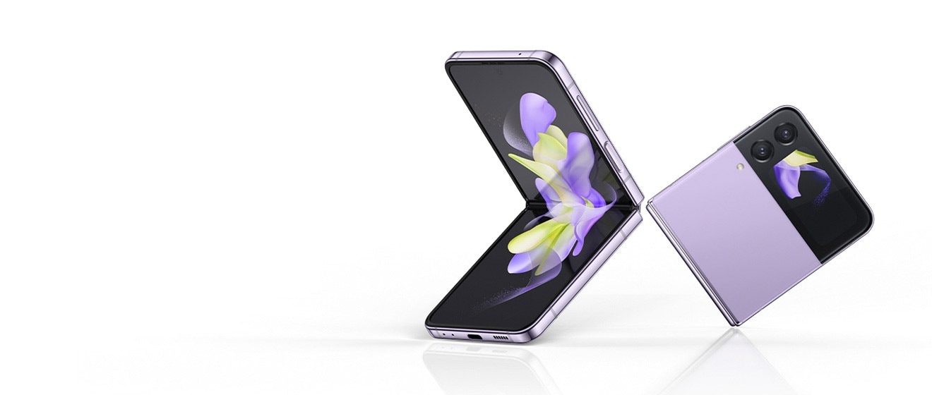 Два телефона Galaxy Z Flip, один в зеркально-фиолетовом и один в зеркально-черном цветах, наполовину развернуты.