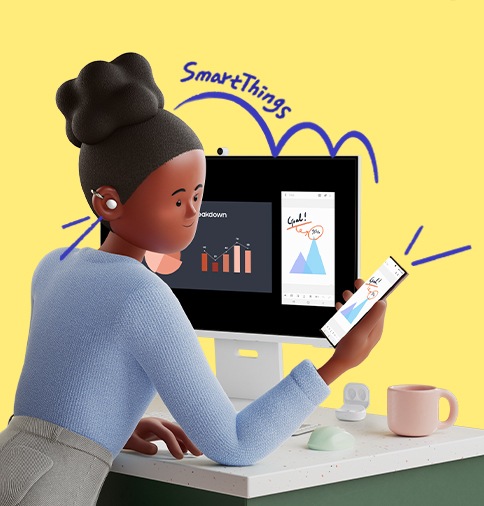 Женщина подключает к Smart-монитору смартфон и наушники через приложение SmartThings во время работы из дома.