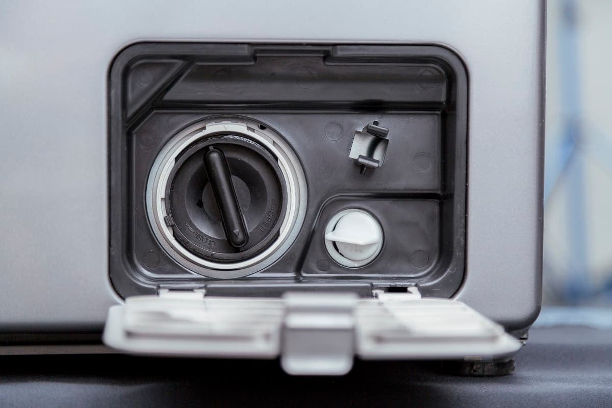 Как слить воду в аварийном режиме и почистить сливной фильтр на стиральной машине Samsung