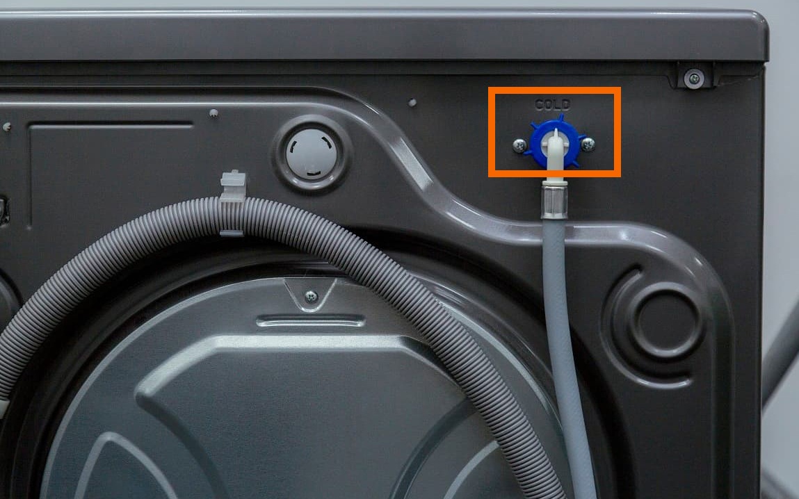 Протечка из места соединения заливного шланга со стиральной машиной