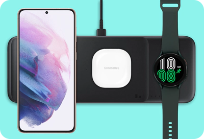 Samsung Galaxy S21 Ultra с Buds2 и часы Galaxy Watch4 на зарядном устройстве Samsung Trio