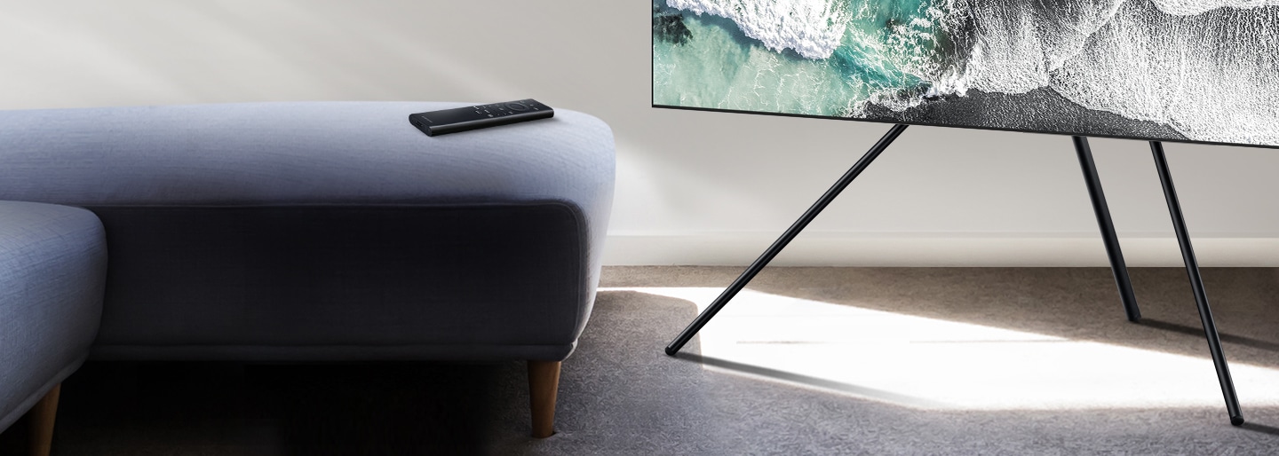 Телевизор Neo QLED на подставке Studio Stand, пульт SolarCell Remote на диване в гостиной, эксклюзивные ТВ аксессуары Samsung