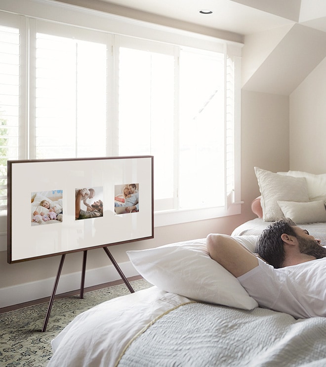 Рамка с тремя фотографиями в раскладке «Квадраты» в теплом матовом цвете, установленная на студийной подставке в спальне.