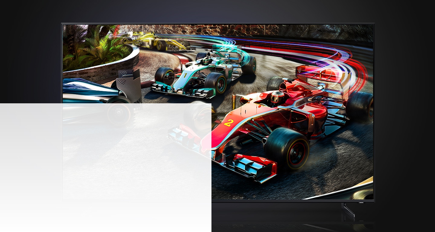 Игровой телевизор, на экране которого изображены синий и красный болиды Formula 1, соревнующиеся в заезде на треке.