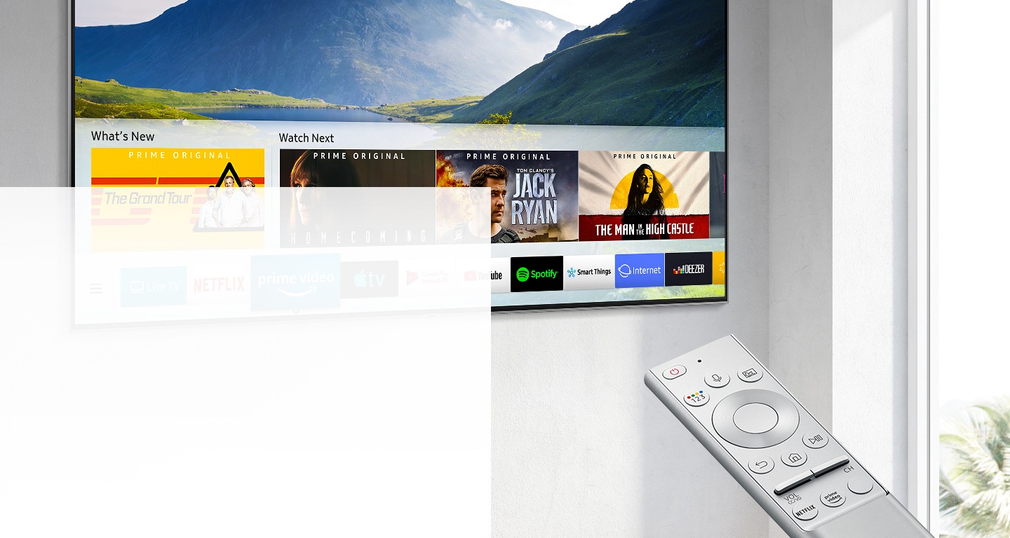 Телевизор, зафиксированный на стене, на экране которого отображаются несколько smart ТВ приложений для стриминга контента, такого как Amazon Prime video, Netflix и Youtube с помощью универсального пульта ДУ Samsung One Remote Control.
