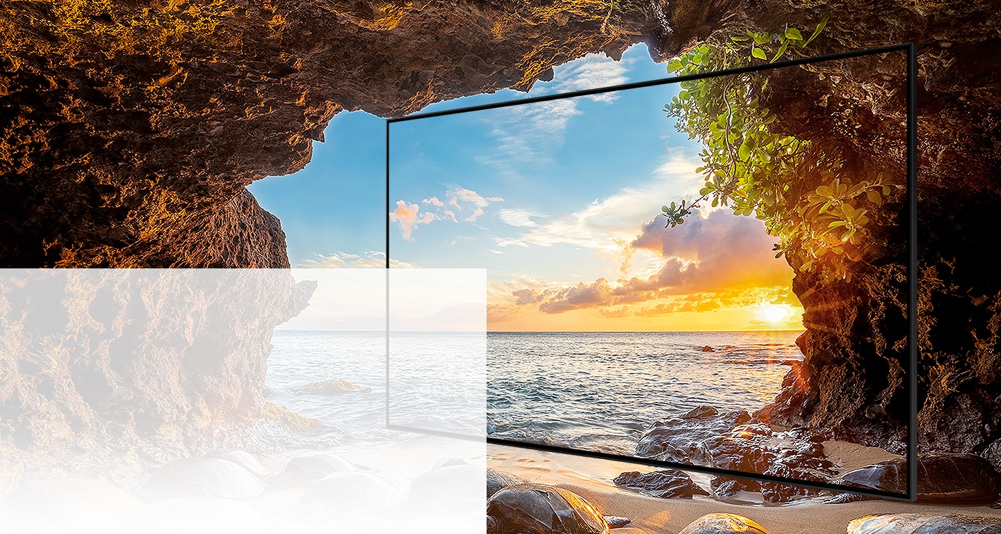 Детальное изображение HDR телевизора с HDR изображением берега океана и восходящим солнцем на горизонте, наблюдаемым из пещеры.