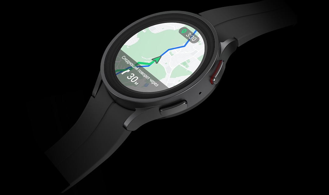 Galaxy Watch5 Pro в цвете Чёрный титан демонстрирует карту на экране, показывая возможности функции навигации.