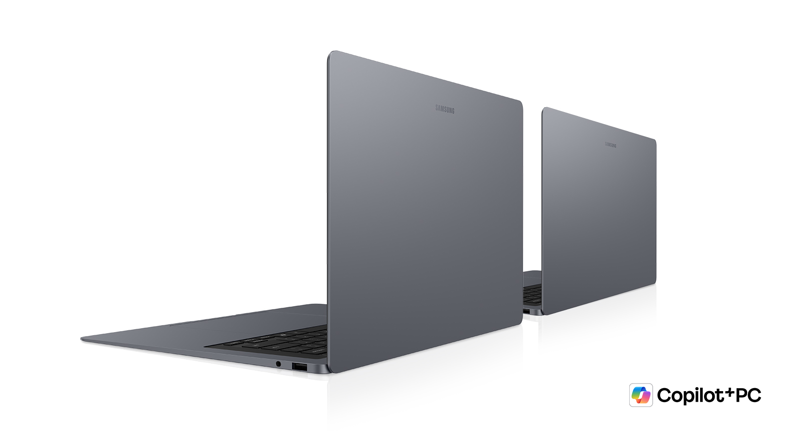 En Gray och en Silver Galaxy Book6 Pro är placerade bredvid varandra, öppna och vända bakåt åt vänster med Samsung-logotypen synlig på locket. Copilot+ PC-logotyp.