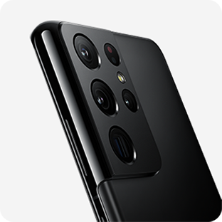 Galaxy S21 Ultra 5G-telefon i Phantom Black sedd bakifrån och i vinkel. Fokus ligger på de fyra kamerorna: Ultrabred kamera, vidvinkelkamera och två telefotokameror.