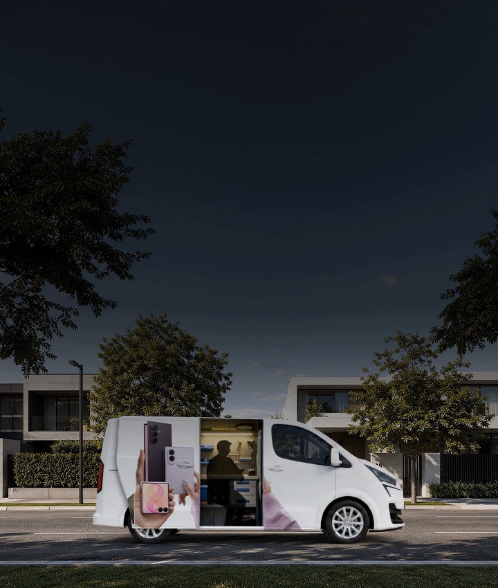 En Samsung-reparationsbil parkerad på en bostadsgata.