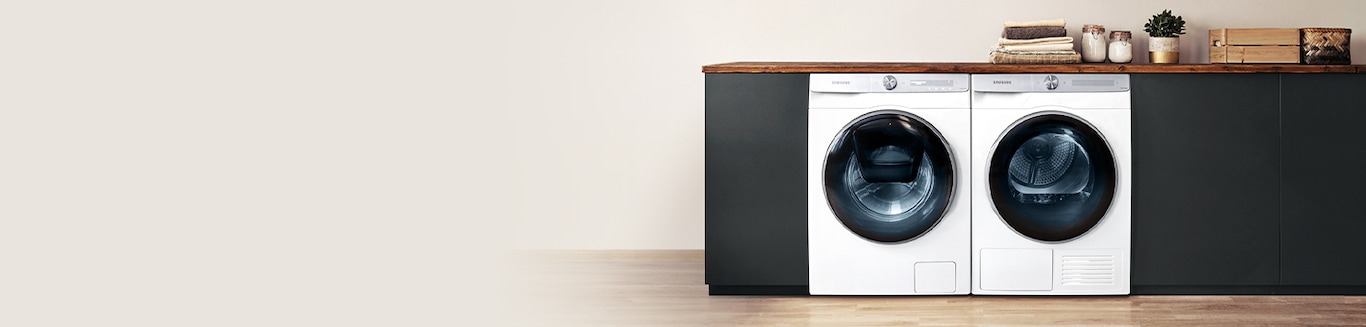 Samsung 2020 intelligent hvid vaskemaskine og tørretumbler står under bordpladen i stuen.