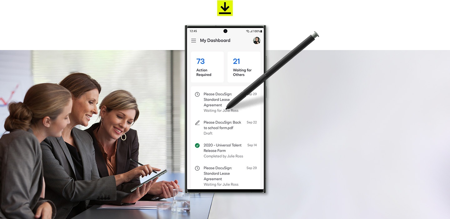 Galaxy S23 Ultra с открытым приложением Docu Sign на экране. Черновики документов и запросы на подпись управляются в личном кабинете. S Pen парит над экраном. Сбоку три бизнесвумен смотрят на экран Galaxy S23 Ultra.</p>
<p> Женщина с устройством держит в руке S Pen.