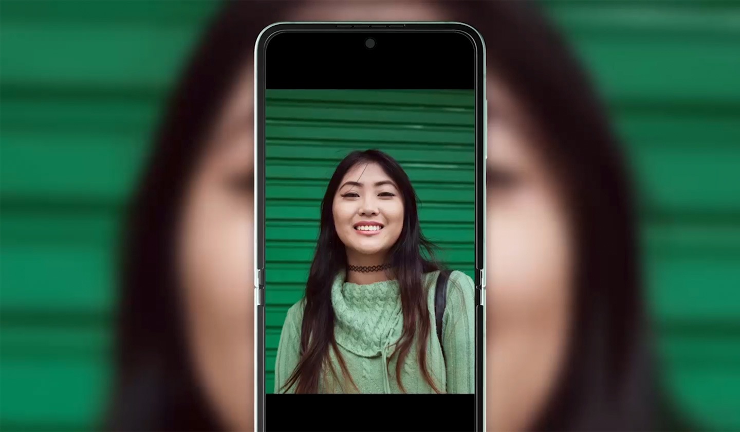 [생일, 캘린더, 날씨, 갤러리, 삼성 헬스 위젯이 있는 갤럭시 스마트폰 홈 화면입니다. '완전히 새로워진 Óñé~ ÚÍ 7'이라는 문구가 스마트폰 뒤에서 옆으로 미끄러지며 나옵니다. 홈 화면이 업데이트되면서 시계, 배터리, 뉴스 위젯 등 새로운 위젯이 추가됩니다. 다시 업데이트되며 걸음 수 위젯이 추가되고, 마지막으로 업데이트되면 알람과 에너지 점수 위젯이 새롭게 추가됩니다. 스마트폰을 든 손이 있는 어두운 배경으로 장면이 바뀝니다. 옆의 텍스트가 '~진정한 ÁÍ 폰'으로 변경됩니다.]