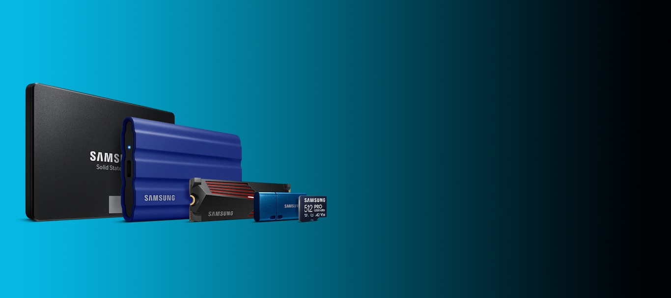 Na spodnji levi strani je na belem ozadju vzporedno razvrščenih pet SSD diskov po velikosti, od večjega do manjšega. 870 EVO SATA 2,5\" SSD v črni barvi, prenosni SSD T7 Shield v indigo modri barvi, 990 PRO PCIe 4.0 NVMe M.2 SSD v črni barvi, poleg njega modri USB ključek tipa-C™ in nazadnje microSD PRO Plus kartica v modri barvi.