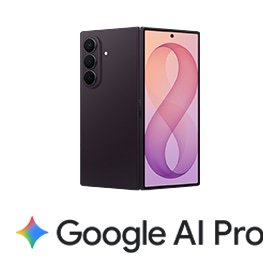 Na obrázku vidieť otvorený Samsung Galaxy Z Fold8 Ultra z vonkajšej strany vo farbe Violet Shadow. Pod zariadením je ikona (farebná štvorcípa hviezda) a názov aplikácie Google AI Pro.